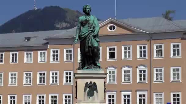 Standbeeld Van Mozart Mozartplatz Salzburg Standbeeld Van Mozart Het Mozartplein — Stockvideo