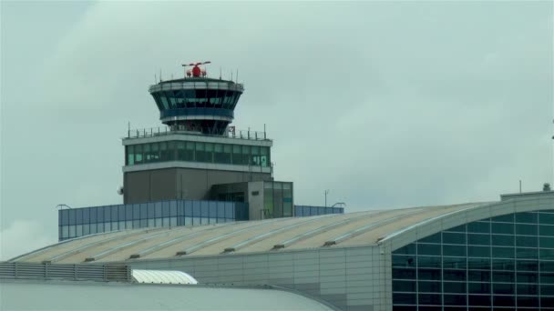 Wieża Kontroli Lotniska Wirującym Radarem Górze — Wideo stockowe