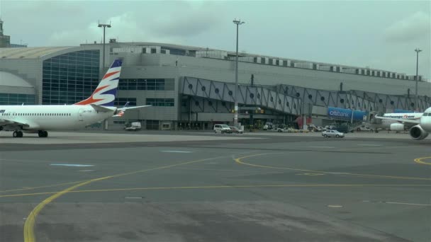 Flygplan Flygplatsens Landningsbana Ett Flygplan Avgår Från Landningsbanan Som Förberedelse — Stockvideo
