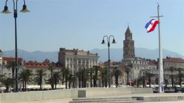 Hırvatistan 'ın Split kentinde gezinti güvertesi. Arka planda Saint Domnius Bell Tower ve Old Town Split ile Split Gezinti Alanında Hırvat bayrağı.