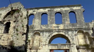 Silver Gate, Hırvatistan 'ın Split kentindeki Roman Diocletian Sarayı. Hırvatistan 'ın Split kentinde tarihi bir dönüm noktası olan Roma Diocletian Sarayı' nın Gümüş Kapısı 'nın ayrıntılı manzarası.