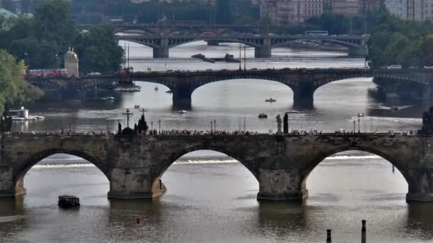 Prag Broar Över Floden Moldau Turister Går Över Karlsbron Som — Stockvideo