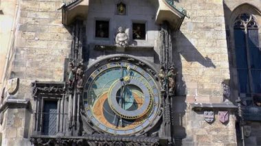 Prag Astronomi Kulesi, Çek Cumhuriyeti. Astronomik saatin detaylı görüntüsü ve Prag 'da her saat başında gösterilen on iki hareketli heykel. Astronomik kule Prag 'ın bir numaralı turistik merkezi.. 