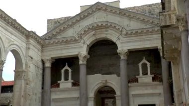 Hırvatistan 'ın Split kentindeki Roman Diocletian Sarayı. Hırvatistan 'ın Split kentinde tarihi bir dönüm noktası olan Roma Piskoposluk Sarayı' nın mimari ayrıntıları.