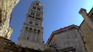 Hırvatistan 'ın Split kentindeki Roman Diocletian Sarayı. Hırvatistan 'ın Split kentinde tarihi bir eser olan Roma Diocletian Sarayı' ndaki Aziz Domnius Katedrali Çan Kulesi.