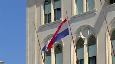 Split 'te Hırvat bayrağı sallıyor. Hırvatistan 'ın Split Gezinti Alanı' nda hafif rüzgarda dalgalanan Hırvat bayrağı.