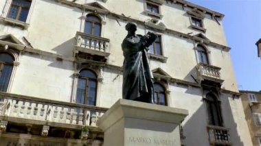 Hırvatistan 'ın Split kentinde şair Marko Maruliç' in heykeli. Hırvatistan 'ın Split kentindeki Meyve Meydanı' nda şair Marko Maruliç 'in heykeli.