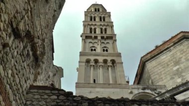 Roma Diocletian Sarayı, Hırvatistan 'ın Split kentindeki Saint Domnius Katedrali. Hırvatistan 'ın Split kentinde tarihi bir eser olan Roma Diocletian Sarayı' ndaki Aziz Domnius Katedrali Çan Kulesi.