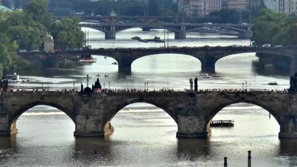 Ponti Praga Attraverso Fiume Moldava Praga Turisti Camminano Attraverso Ponte — Video Stock