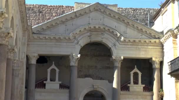 クロアチアのスプリトにあるローマ ディオクレティアヌス宮殿 クロアチアのスプリットにある歴史的建造物であるローマ ディオクレティアヌス宮殿の建築詳細 — ストック動画
