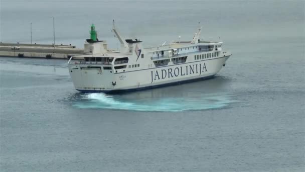 Ferry Boot Manoeuvres Aan Meren Bij Split City Haven Ferry — Stockvideo