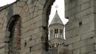 Gümüş Kapı, Hırvatistan 'ın Split kentindeki Roman Diocletian Sarayı, Roma Diocletian Sarayı ve Hırvatistan' ın Split kentinde tarihi bir eser olan Saint Domnius Katedrali Çan Kulesi..