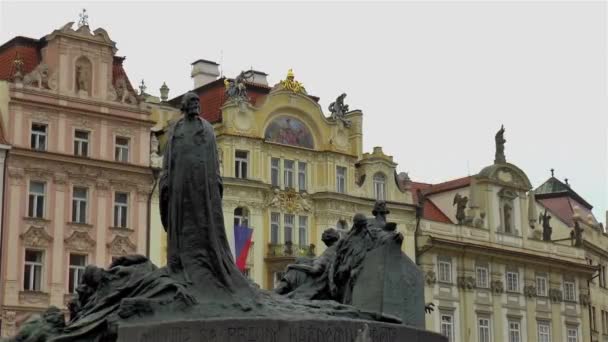 プラハのヤン フース記念碑 プラハ旧市街広場にあるヤン フース記念碑 — ストック動画