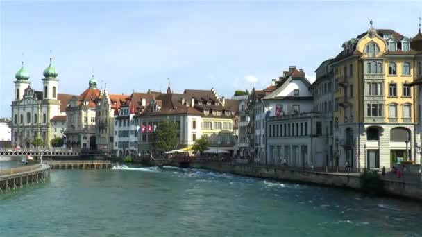 Edificios Frente Río Luzern Lucerna Suiza Iglesia Jesuita — Vídeo de stock