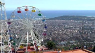 Tibidabo Lunaparkı Barcelona, İspanya 'daki Tibidabo Dağı' nın tepesinde..