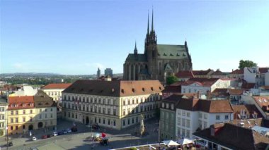 St. Peter ve St. Paul Katedrali ve Çek Cumhuriyeti 'nin Brno kentindeki Pazar Meydanı manzarası.