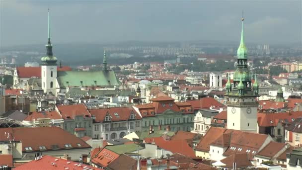 Pohled pod vysokým úhlem na město Brno, Česká republika.