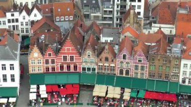 Bruges Pazar Meydanı 'nın yüksek açılı manzarası; Batı Flanders, Belçika' daki geleneksel bina ve evler.