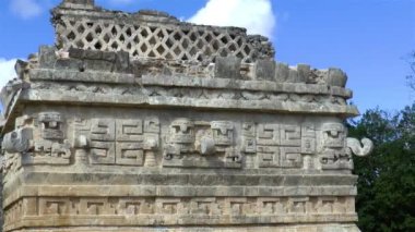 Mimari detay: Meksika 'nın Yucatan kentindeki Chichen Itza arkeolojik sahasında Maya harabeleri.
