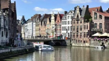 Grasbrug Köprüsü ve Belçika 'nın Gent kentindeki Leie Nehri boyunca geleneksel evler ve binalar. Görüntü Vleeshuisbrug Köprüsü 'nden alındı.