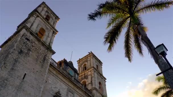 メキシコのユカタンにあるバジャドリードの植民地時代の町 聖セルヴァシオ教会のイグレシア セルヴァシオ — ストック動画