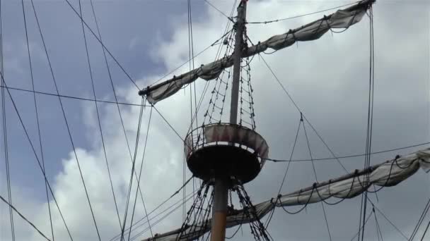 Detalj Piratfartygets Mast Rep Och Flagga — Stockvideo