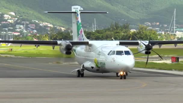 Avion Bimoteur Est Sur Tarmac Après Atterrissage Tandis Que Autres — Video