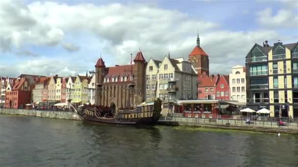 Navio Pirata Edifícios Históricos Coloridos Beira Mar Cidade Gdansk — Vídeo de Stock