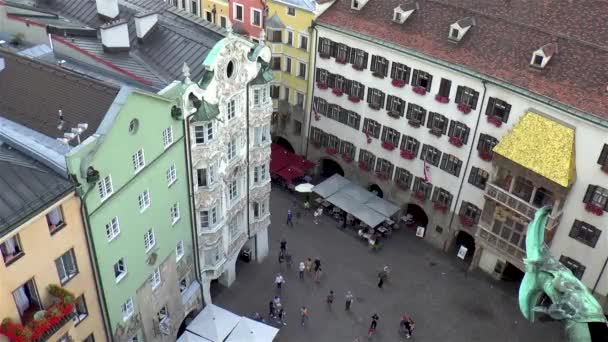 オーストリアのインスブルックにある彫像からの黄金の屋根と旧市街の建物の眺め — ストック動画