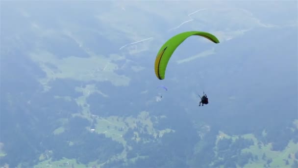 Paraglider Vliegt Langs Cliff Walk Mount First Top Zwitserland — Stockvideo