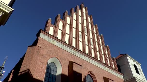 波兰华沙蓝天下历史性的圣约翰拱大教堂的立面 — 图库视频影像