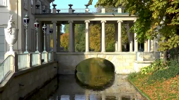 ポーランド ワルシャワのLazienki公園の島の宮殿 — ストック動画