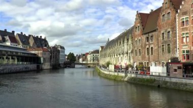 Vleeshuisbrug Köprüsü ve Belçika 'nın Gent kentindeki Leie Nehri boyunca inşa edilen geleneksel bina. Görüntü Grasbrug Köprüsü 'nden alındı.