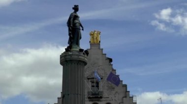 Tanrıça Kolonu, Colonne de la Deesse, ve Charles de Gaulle Meydanı 'ndaki geleneksel bina, Lille, Fransa.