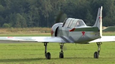 Yakovlev Yak-52 tek motorlu uçak çimen havaalanından kalkışa hazırlanıyor..