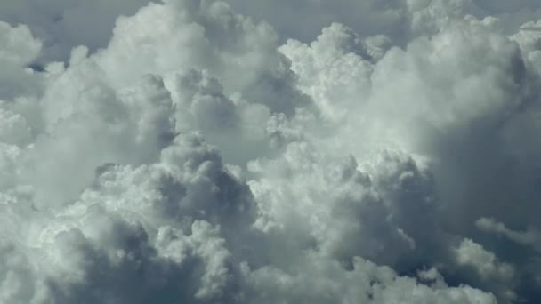 Mit Einem Verkehrsflugzeug Über Stürmische Wolken Fliegen Tatsächliche Höhenaufnahmen Kamera — Stockvideo