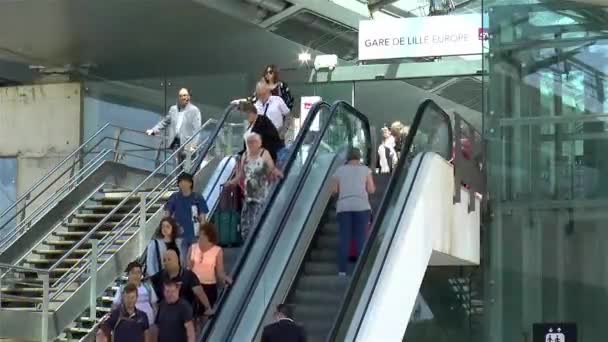 Dojíždějící Jezdí Eskalátorech Nádraží Lille Europe Station Gare Lille Europe — Stock video