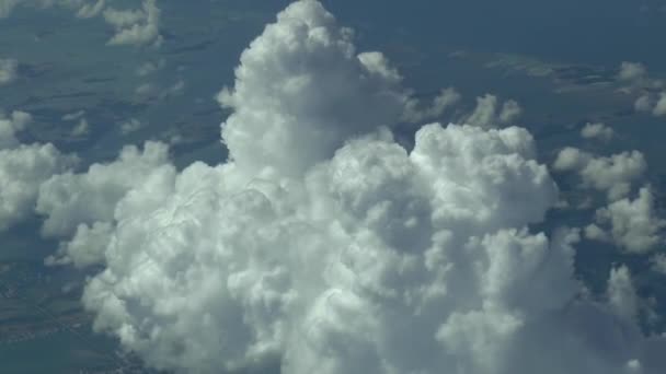 乘坐商业飞机在云端上空飞行 实际高空录像 — 图库视频影像