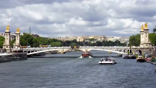 Pont Alexandre Iii Alexander Iii Bridge Tourist Boats Seine River — ストック動画