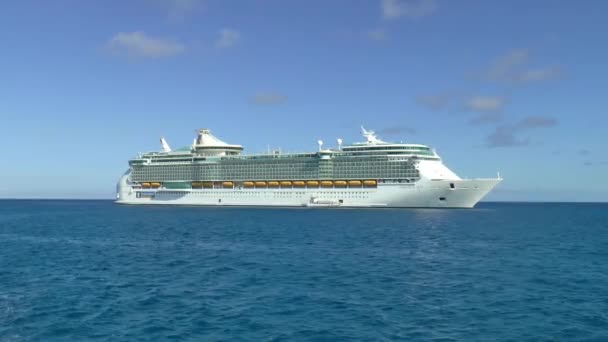 Freedom Seas Cruise Ship Zatrzymuje Się Wyspie Coco Cay Bahamach — Wideo stockowe
