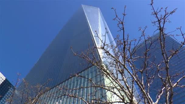 Χαμηλή Οπτική Γωνία Του Κτιρίου One World Trade Center Στο — Αρχείο Βίντεο
