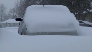 Şiddetli kar fırtınası altında araba karla kaplı..
