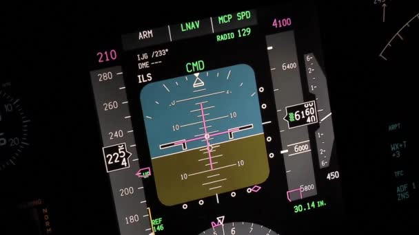 夜間に飛行する現代の旅客機の飛行計器表示 実際のコックピット映像 航空機は着陸のため減速して降下しています — ストック動画