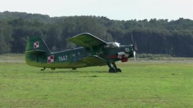 Yaşlı Antonov An-2 çim pistinde çift kanatlı uçak.