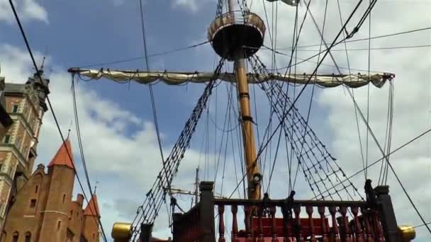 Detalj Piratfartygets Mast Rep Och Flagga — Stockvideo