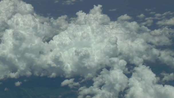 Fliegen Über Den Wolken Tatsächliche Flugzeugaufnahmen Großer Höhe Cockpit Ansicht — Stockvideo