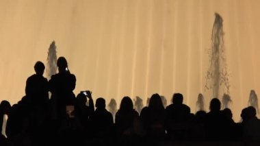 İspanya, Barcelona 'daki Montjuic Sihirli Çeşmesi' nde ışık ve müzik gösterisinin keyfini çıkaran insanlar.
