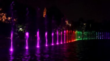 Multimedya çeşme parkı, gece lambası ve su fuarı.