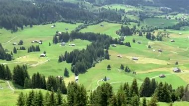 Kablolu araba Grindelwald 'dan First Mount İsviçre' ye tırmanıyor. İsviçre Alpleri 'nin yamaçlarında ıssız evler..