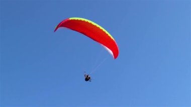 Paraglider Harder Kulm gözlem güvertesinin yanından uçuyor, Interlaken, İsviçre.